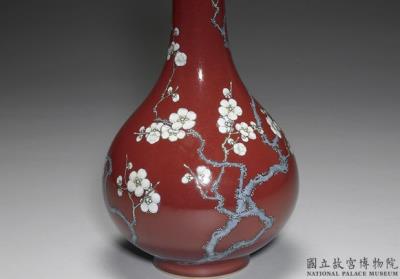 图片[3]-Gall-bladder vase in yang-ts’ai enamels with plum flower décor on sacrificial red glaze ground 1742 (Ch’ien-lung reign)-China Archive
